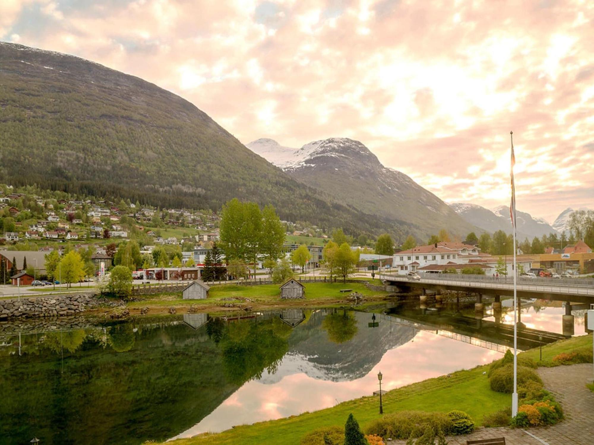 Apartment Stryn Exteriör bild